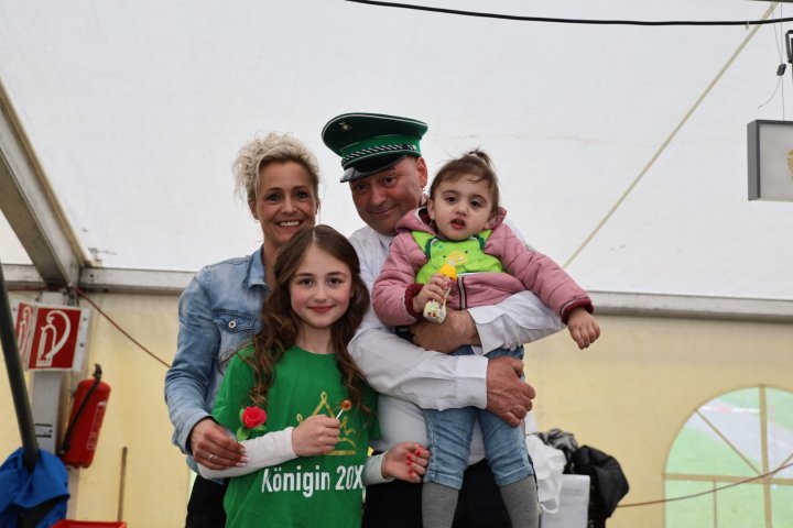 Schützenkönig Sascha Blum mit Ehefrau Cora, seiner jüngsten Tochter und einem seiner zwei Enkelkinder.