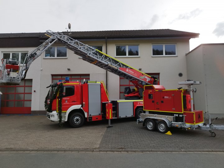 Impressionen vom Floriansfest der Feuerwehr Wenden. Zu den Höhepunkten zählte die Übergabe der neuen Drehleiter, in deren Korb auch Besucher luftige Ausblicke auf Wenden erleben konnten.