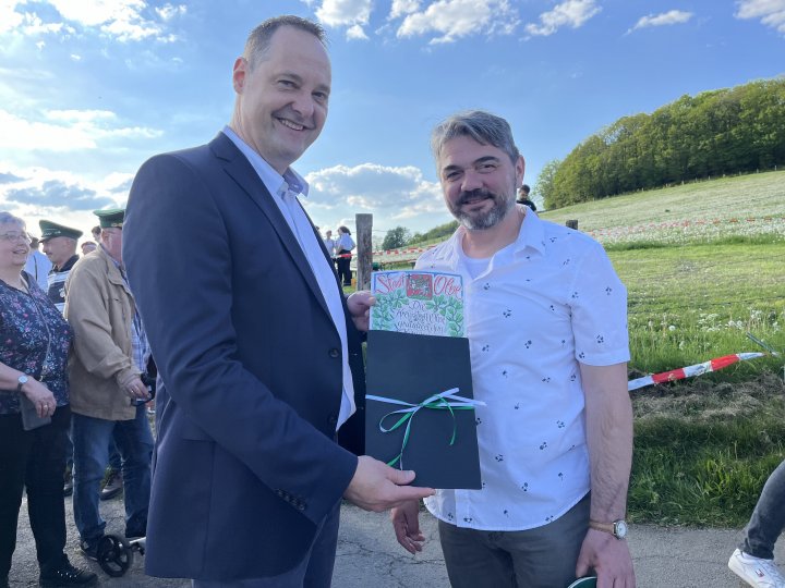 Olpes Bürgermeister Peter Weber gratuliert dem neuen Schützenkönig von Neger Ömer Kandemir.