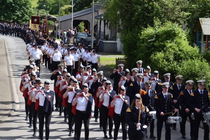 Mit einem Festzug begann der Festtag zum 75-jährigen Jubiläum der Feuerwehr Ostentrop.