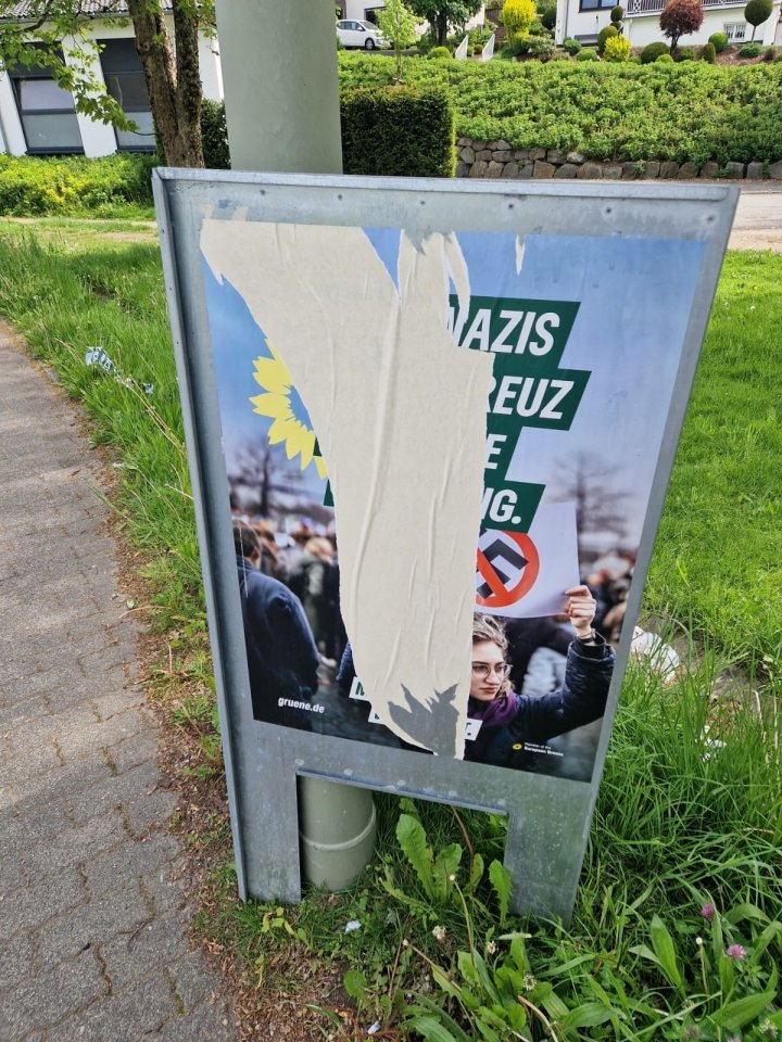 Mehrere Wahlplakate der Grünen im Kreis Olpe sind von Unbekannten beschmiert oder zerstört worden.