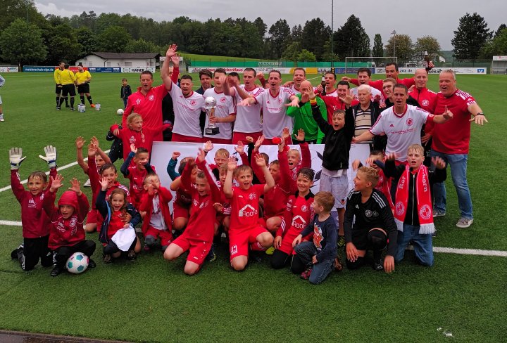 Ein spannendes Ü32-Kreispokalfinale hat am Freitag, 24. Mai, am Hünsborner Löffelberg stattgefunden.