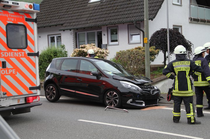 Nach einem Verkehrsunfall auf der B236 in Kickenbach war die Schmallenberger Straße am Sonntag, 2. Juni, für knapp anderthalb Stunden gesperrt.