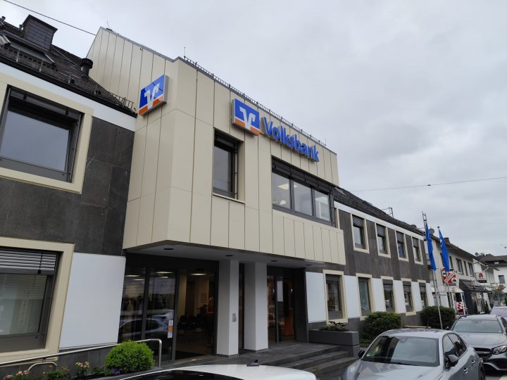 Die Volksbank Sauerland hat das modernisierte Beratungszentrum in Grevenbrück am Montag, 3. Juni, eröffnet.