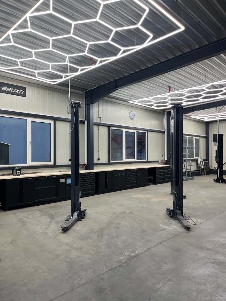 Die 300 Quadratmeter große Werkstatthalle und die Räume des KFZ-Meisterbetriebs Falkenau sind modern eingerichtet, mit Technik auf dem neuesten Stand. Bis zur Eröffnung am Samstag, 8. Juni, ist alles fertig gestellt.