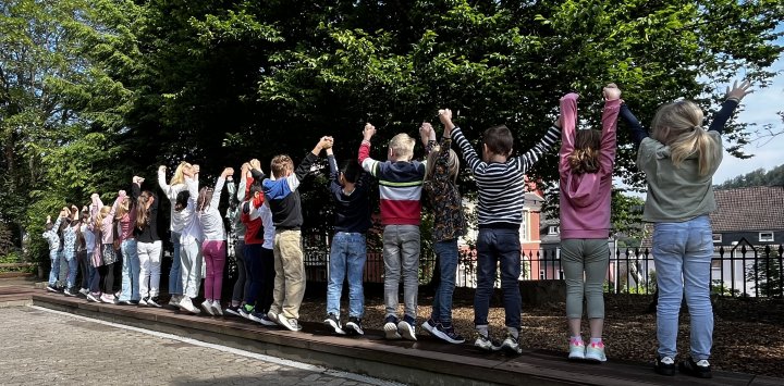 Schüler und Kollegium der Agatha-Grundschule an den Standorten Altenhundem und Bilstein stehen auf.