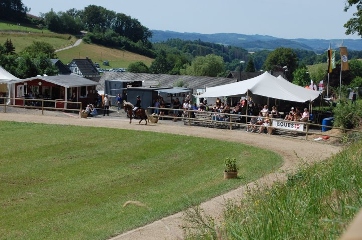 Deutsche Meisterschaft mit mehr als 400 jungen Reitern in Obermelbecke
Wunderbares Wochenende auf dem Gestüt Falkenegg