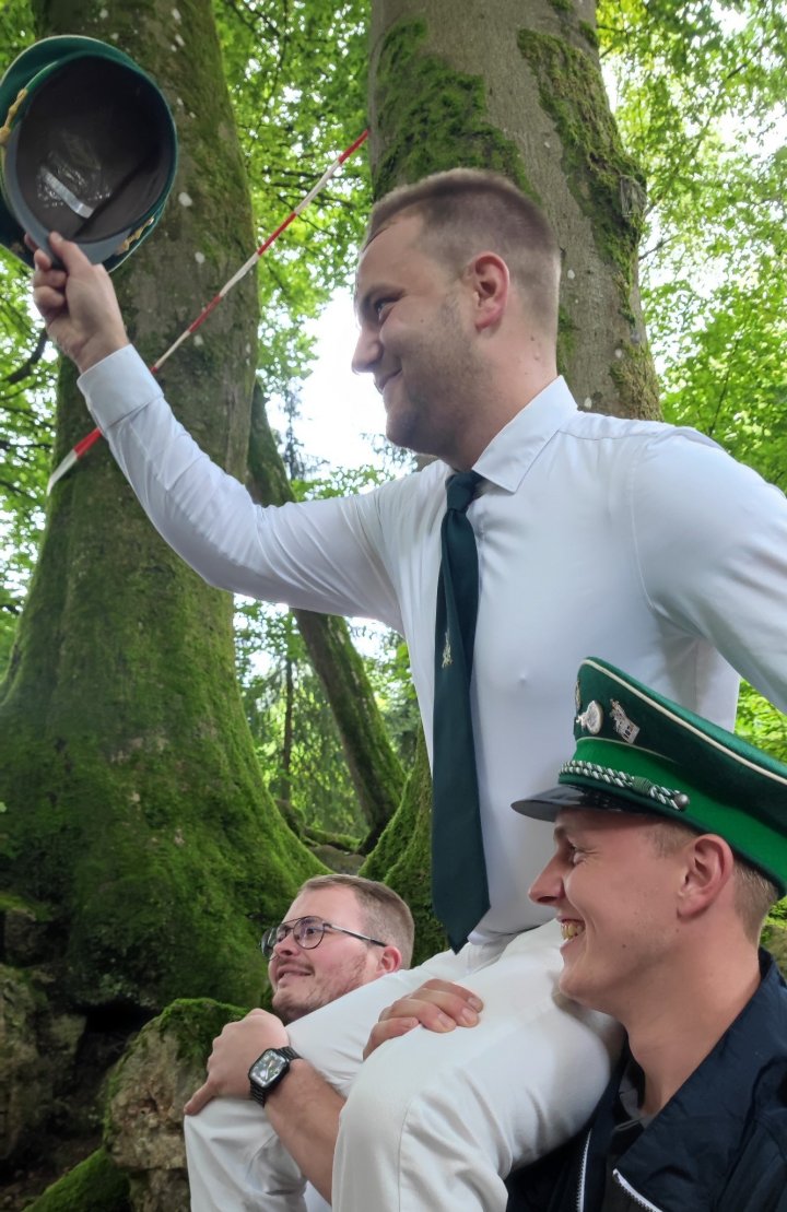 Nach seinem Königsschuss konnte Lukas Schulte viele Gratulationen entgegennehmen.