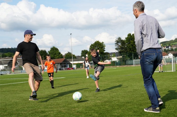 Dennis Metten und Michael Schneider leiten die Kinder an.