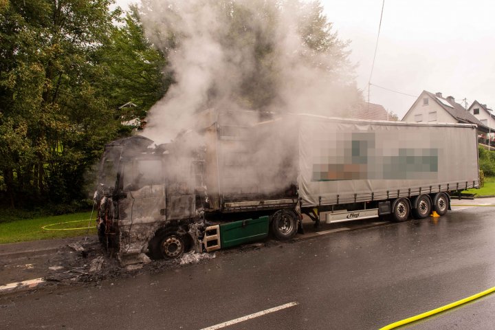 Ein Lkw-Brand beschäftigte die Feuerwehr am Donnerstag, 1. August, in Halberbracht.