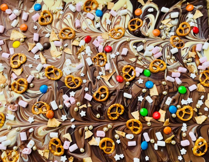 Schnell, einfach, lecker und macht was her: Selbstgemachte Bruchschokolade ist nicht nur eine Leckerei, sondern auch das perfekte kleine Geschenk.