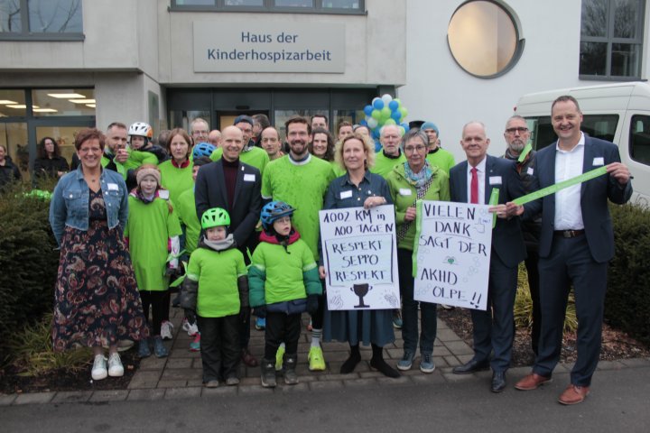 Sebastian Seppo Vollmers ist 100 Tage lang täglich 10,02 Kilometer gelaufen. Am Schlusstag wurde er am Haus der Kinderhospizarbeit in Olpe unter großem Jubel empfangen.
