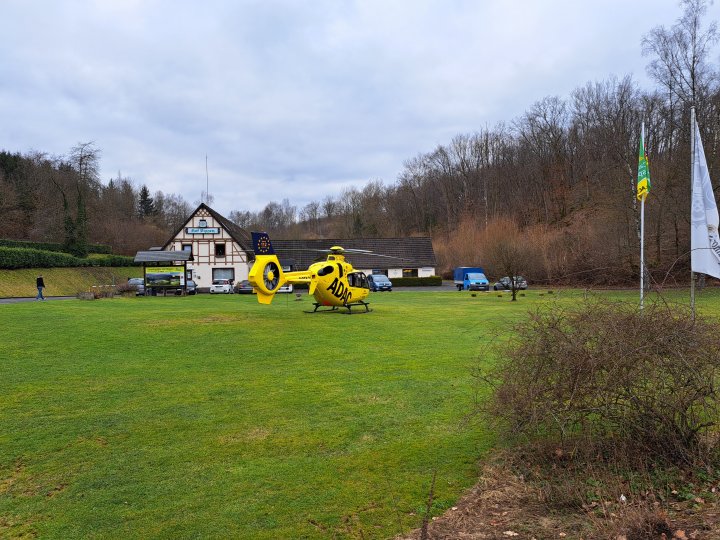 Ein Rettungshubschrauber, Rettungswagen und zwei Notärzte sind vor Ort.