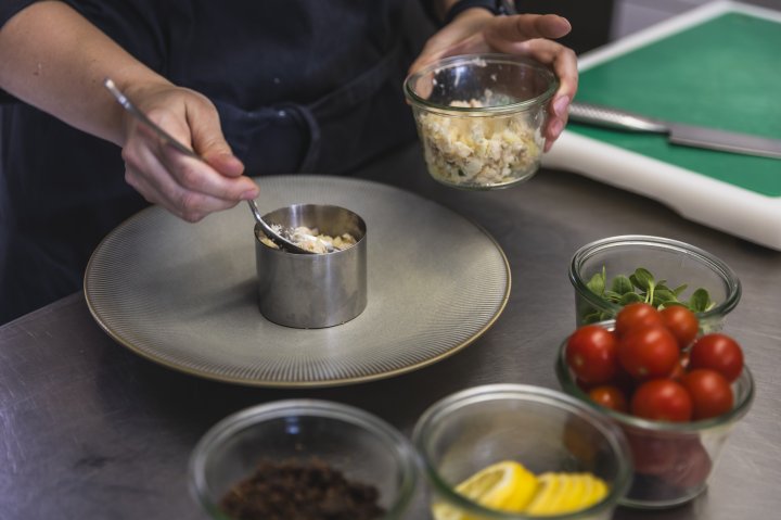 Tatar von der Saalhauser Rauchforelle mit Äpfeln, Meerrettichmousse und gebuttertem Pumpernickel: Das Rezept präsentiert euch heute das Landhotel Voss in Saalhausen.