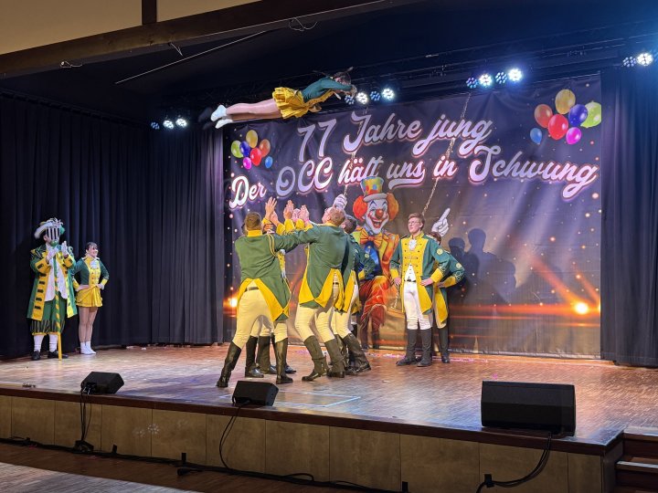 Prinzengarde Bilstein bei der Jubiläums-Karnevalssitzung in Oberveischede.