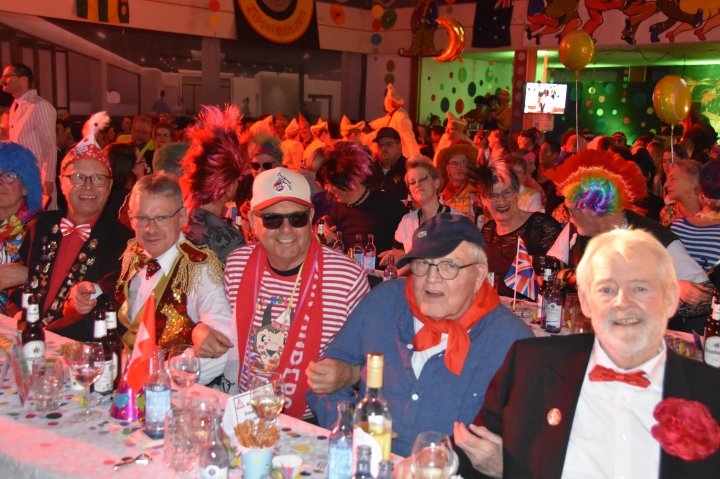 Schunkelnde Sauerlandhalle 2025, Die Welt braucht Konfetti.