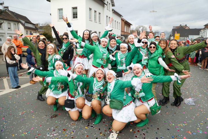 Impressionen vom Veilchendienstagsumzug in Grevenbrück 2024