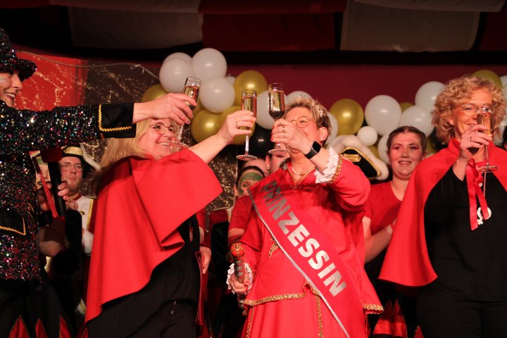 Die KG Rote Funken Saalhausen hat bei der 30. Weibersitzung traditionell eine neue Prinzessin proklamiert: Petra I. (Heimes).