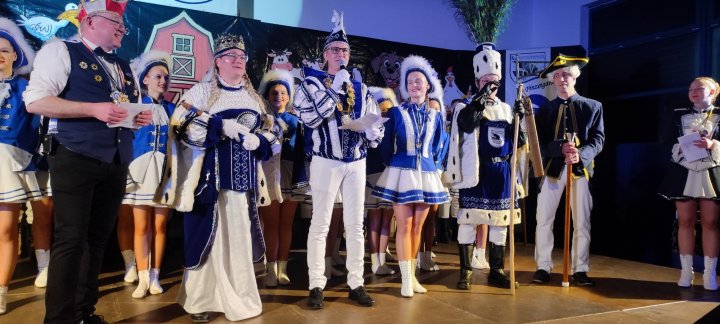 Das neue Dreigestirn der Silberger Narrenwelt ist proklamiert - und lässt sich kräftig feiern.