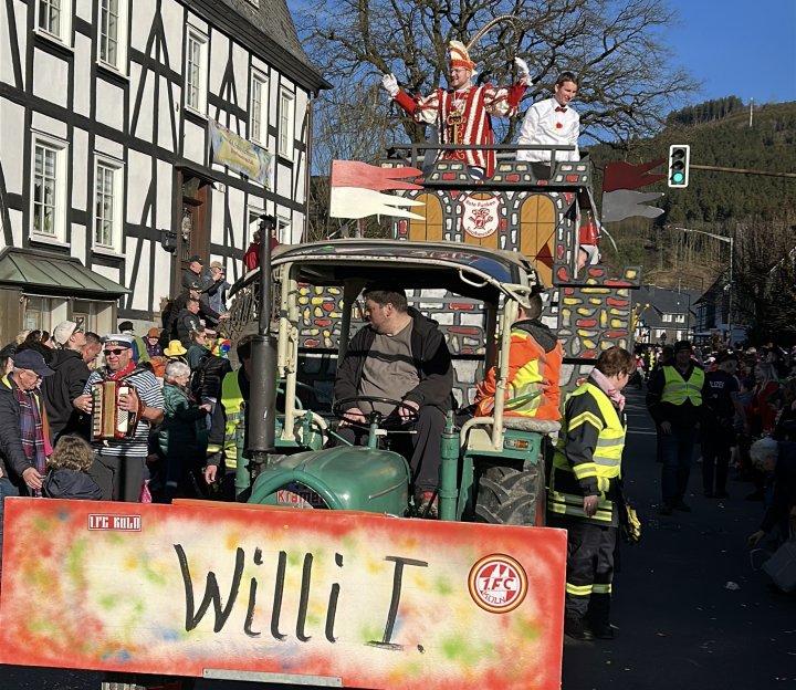 Tausende Menschen feierten beim Straßenkarneval in Saalhausen.