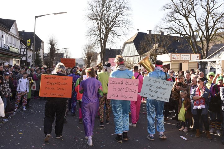 Impressionen vom Rosenmontagsumzug in Saalhausen.