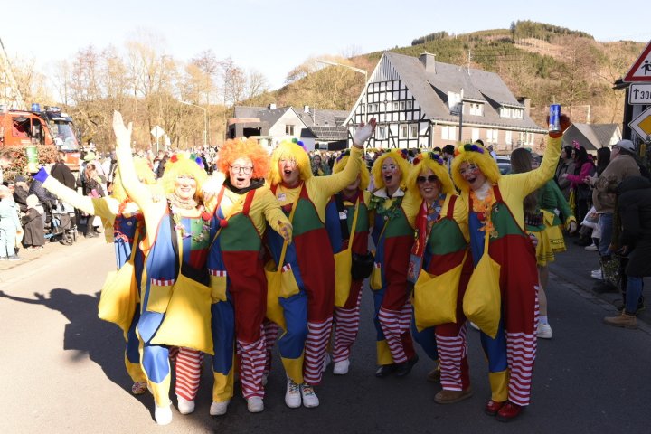 Bunte Kostüme, tolle Wagen: Rosenmontag herrscht traditionell Ausnahmezustand in Saalhausen.