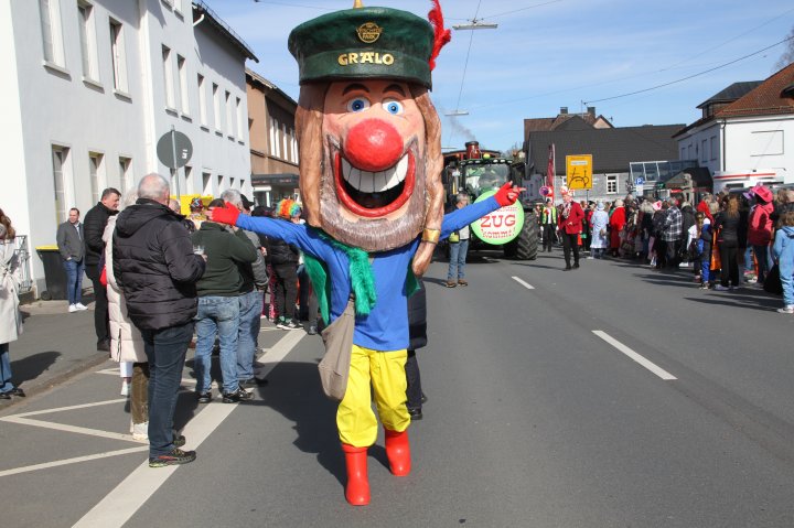 Bei Kaiserwetter zog am Veilchendienstag, 4. März, der Rekord-Karnevalsumzug durch Grevenbrück. Tausende Jecke am Straßenrand sahen ein farbenfrohes Spektakel mit sage und schreibe 1.450 Zugteilnehmern.