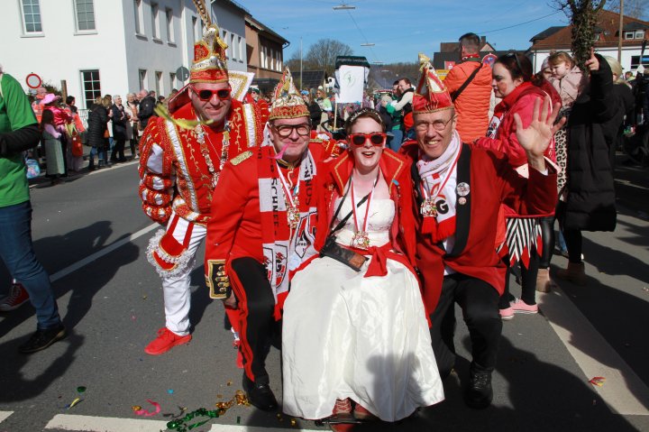Bei Kaiserwetter zog am Veilchendienstag, 4. März, der Rekord-Karnevalsumzug durch Grevenbrück. Tausende Jecke am Straßenrand sahen ein farbenfrohes Spektakel mit sage und schreibe 1.450 Zugteilnehmern.