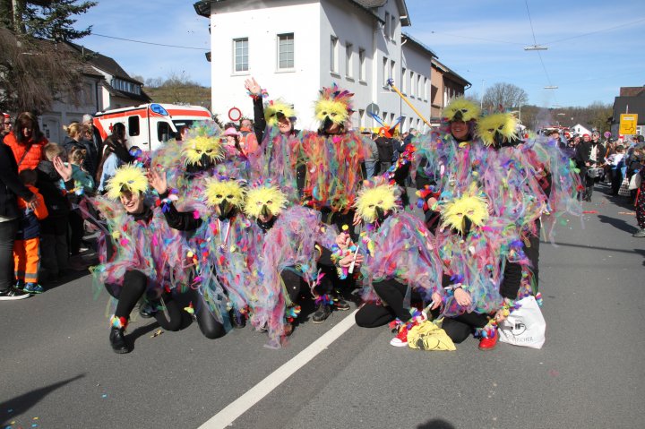 Bei Kaiserwetter zog am Veilchendienstag, 4. März, der Rekord-Karnevalsumzug durch Grevenbrück. Tausende Jecke am Straßenrand sahen ein farbenfrohes Spektakel mit sage und schreibe 1.450 Zugteilnehmern.