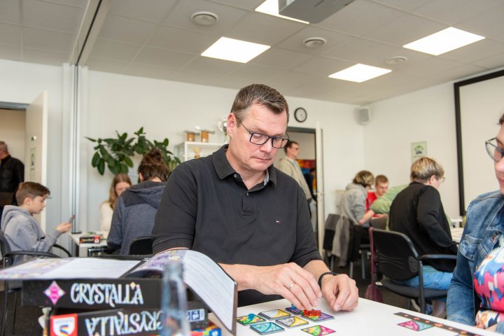 Markus Brand erklärte einigen Spielinteressierten die Regeln verschiedener Brettspiele.