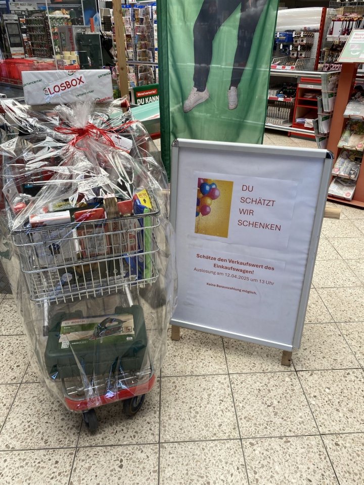 Kunden können den Warenwert dieses Einkaufswagens schätzen und dessen Inhalt bei der Geburtstagsfeier am Samstag, 12. April, gewinnen.
