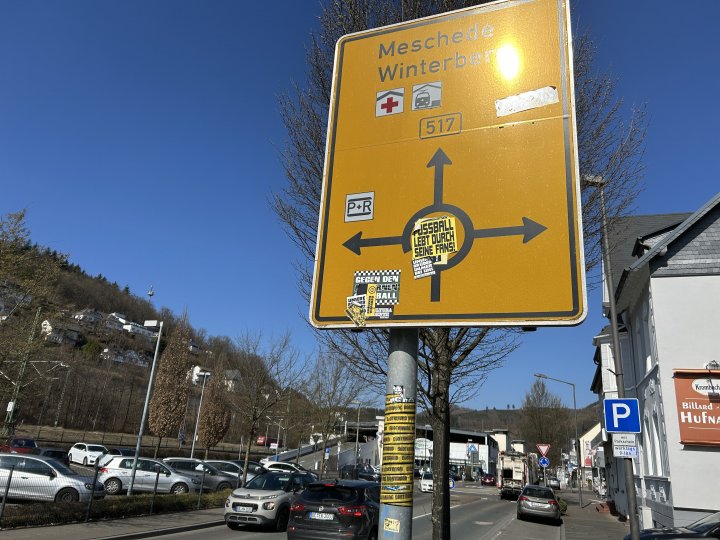 Ganz Altenhundem ist mit Aufklebern übersäht.