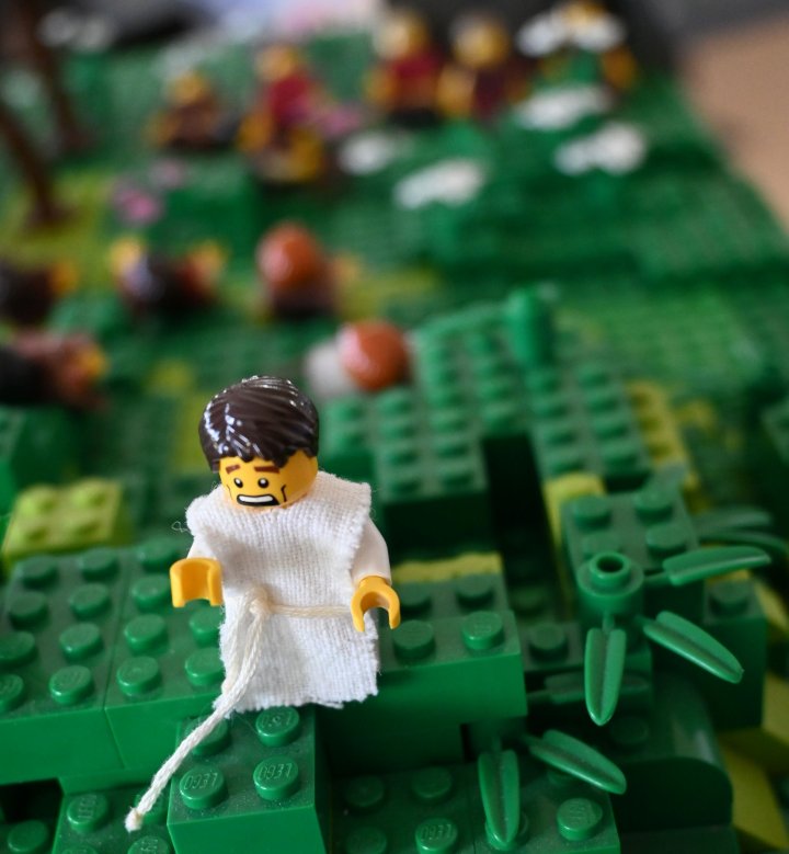 Die Lego-Ausstellung in der Familienkirche des Pastoralverbunds Attendorn zeigt die Ostergeschichte. Besichtigt werden kann sie bis Donnerstag, 24. April.