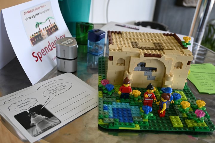 Die Lego-Ausstellung in der Familienkirche des Pastoralverbunds Attendorn zeigt die Ostergeschichte. Besichtigt werden kann sie bis Donnerstag, 24. April.