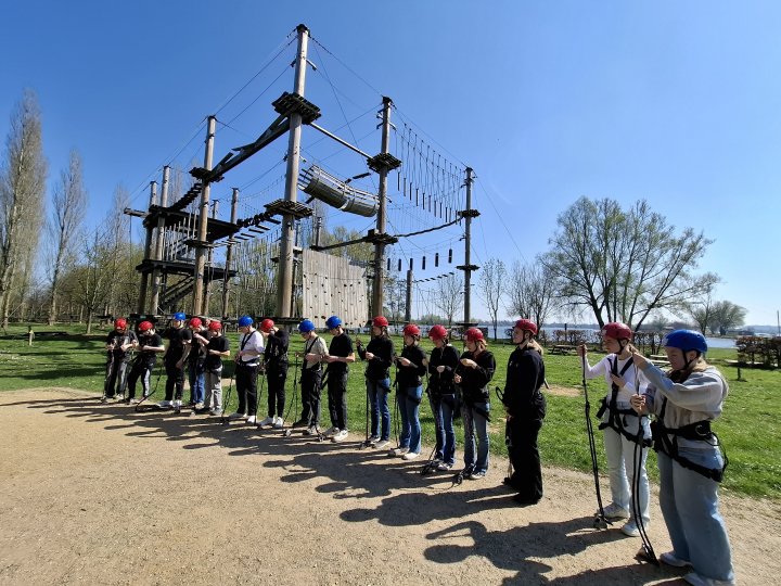 Die Lateinkurse der Jahrgangsstufen neun und zehn des St.-Ursula-Gymnasiums haben den Archäologischen Park in Xanten besucht.