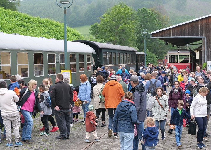 Der Eisenbahnbetrieb auf der Sauerländer Kleinbahn und am herausgeputzten Denkmal-Bahnhof startet am 4. Mai. Für die Saisoneröffnung wurden die Gleise repariert.