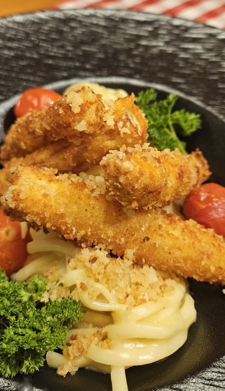 Mit Bandnudeln in leicht cremiger Spargel Limettenrahm Sauce, dazu gebackene Parmesan Panko Spargel-Sticks bereitet euch Philipp Voss einen krossen Start in die Spargelzeit.