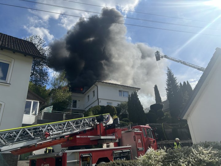 Eine dicke, schwarze Rauchwolke hatte sich am Sonntagnachmittag, 27. April, über Meggen gebildet: Ein Einfamilienhaus „In der Grüne“ stand in Flammen.