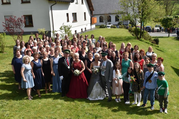 Die amtierenden Majestäten aus Elben mit ihrem Hofstaat.