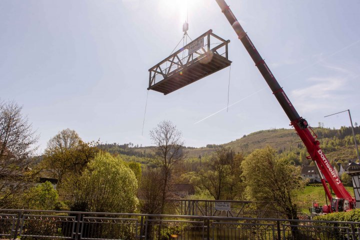 Binnen zwei Tagen zog die Behelfsbrücke von Saalhausen nach Altenhundem um.