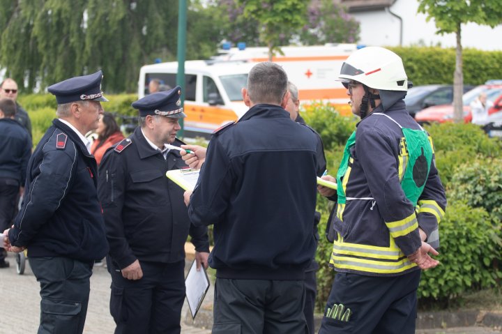 Beim Leistungsnachweis in Ennest standen für die Feuerwehrleute aus dem ganzen Kreis Olpe unterschiedliche Aufgaben und Übungseinsätze an.
