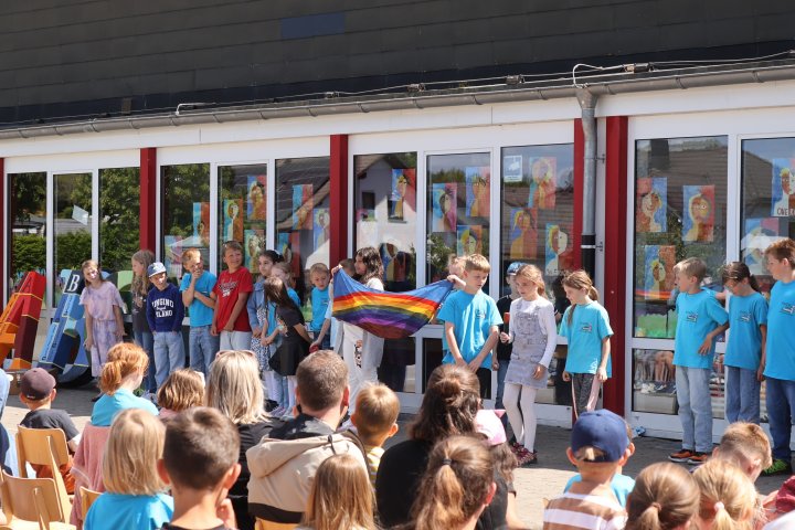 Die Gemeinschaftsgrundschule (GGS) Heggen ist feierlich in das bundesweite Netzwerk „Schule ohne Rassismus – Schule mit Courage“ aufgenommen worden.