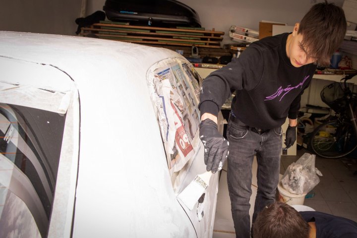 Vier Abiturienten arbeiten gerade an ihrem Gau-Auto. Wenn es fertig ist, soll es aussehen, wie ein Rallye-Flitzer.