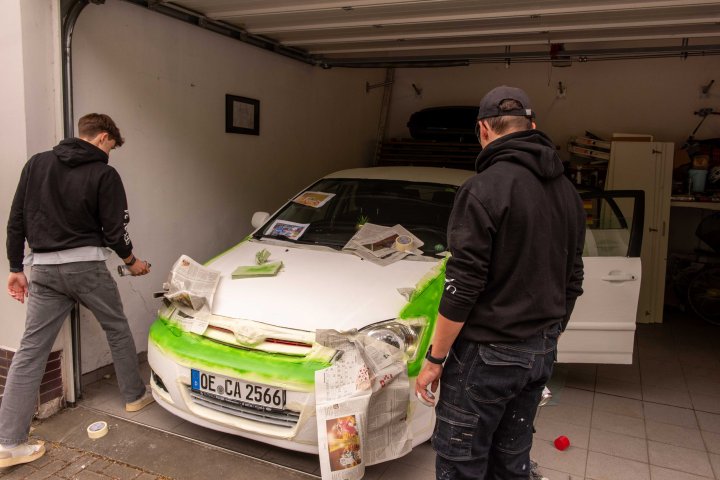 Vier SUG-Abiturienten basteln an ihrem Gau-Auto, der bald wie ein Rallye-Flitzer aussehen soll.