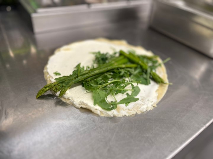 Das Küchen-Team vom Landhotel Voss in Saalhausen hat heute dünne Kräuter-Crêperöllchen gefüllt mit grünem Spargel und Rucola auf Paprika-Salsa für euch gezaubert.