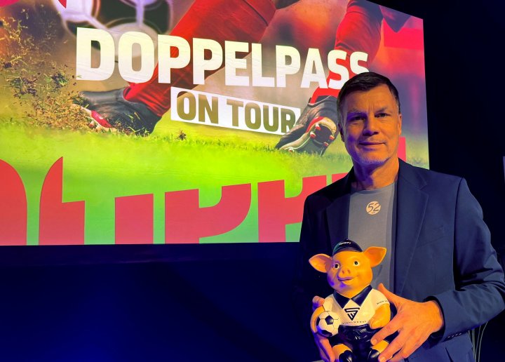 SPORT1 Moderator Thomas Helmer leitet das Talk-Format in der Stadthalle Attendorn.