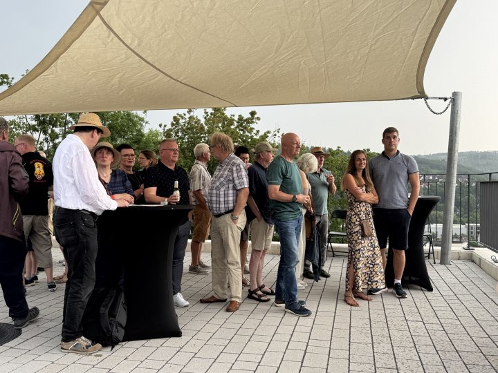 Besucher bei der Eröffnung des Bürgerparks in Attendorn.