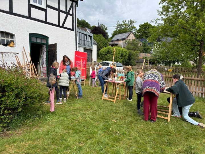 Eine Mädchengruppe hat in der Malerwerkstatt von Ilona Weber mit Viola Zimmermann, der Vorsitzenden der Streunerkatzenhilfe Heid, Katzen gemalt. Die Werke sind auf der Heider Kunsttour zu sehen und erscheinen auch als Buch.