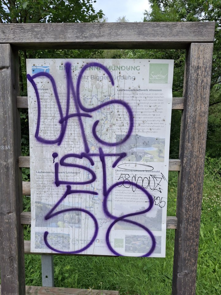 Unbekannte haben mehrere Stellen im Lennepark mit Graffiti-Zügen beschmiert.