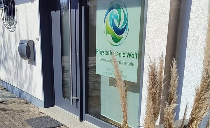 Physiotherapeut Matthias Wolf hilft Patienten in seiner Praxis in Olpe durch die klassische manuelle Therapie und eine hochmoderne medizinische Therapieliege.